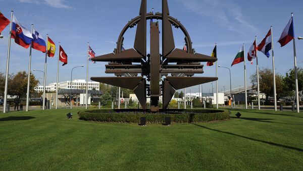 Скульптурный символ около штаб-квартиры НАТО в Брюсселе - Sputnik Аҧсны