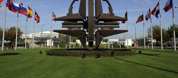 Скульптурный символ около штаб-квартиры НАТО в Брюсселе - Sputnik Аҧсны