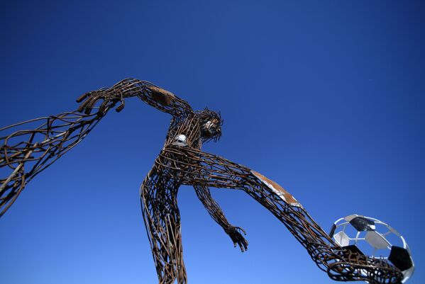 Четырехметровая скульптура футболиста, сделанная из металлолома рабочими базы по переработке бетонных отходов, на Химической улице в Казани - Sputnik Абхазия