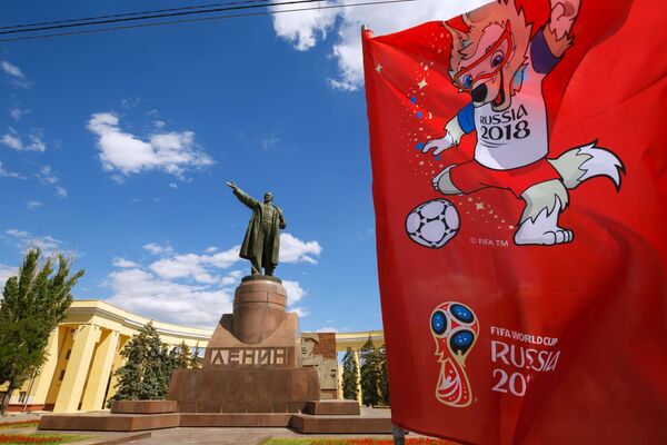 Флаг с символикой чемпионата мира по футболу 2018 на площади Ленина в Волгограде - Sputnik Абхазия