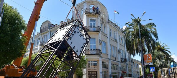 Установка башенных часов в Сухуме Установка башенных часов в Сухуме - Sputnik Абхазия