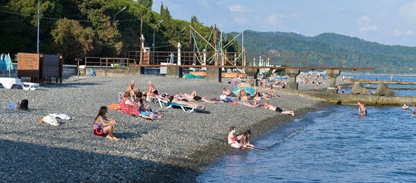 Люди на пляже в Сухуме Люди на пляже в Сухуме - Sputnik Абхазия