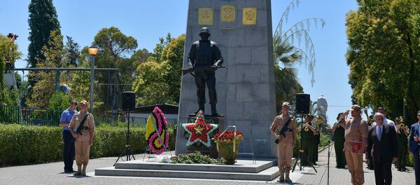 День российского миротворца, возложение цветов к памятнику День российского миротворца, возложение цветов к памятнику - Sputnik Абхазия