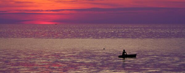 Рыбак в лодке в Андаманском море у побережья Таиланда. - Sputnik Абхазия