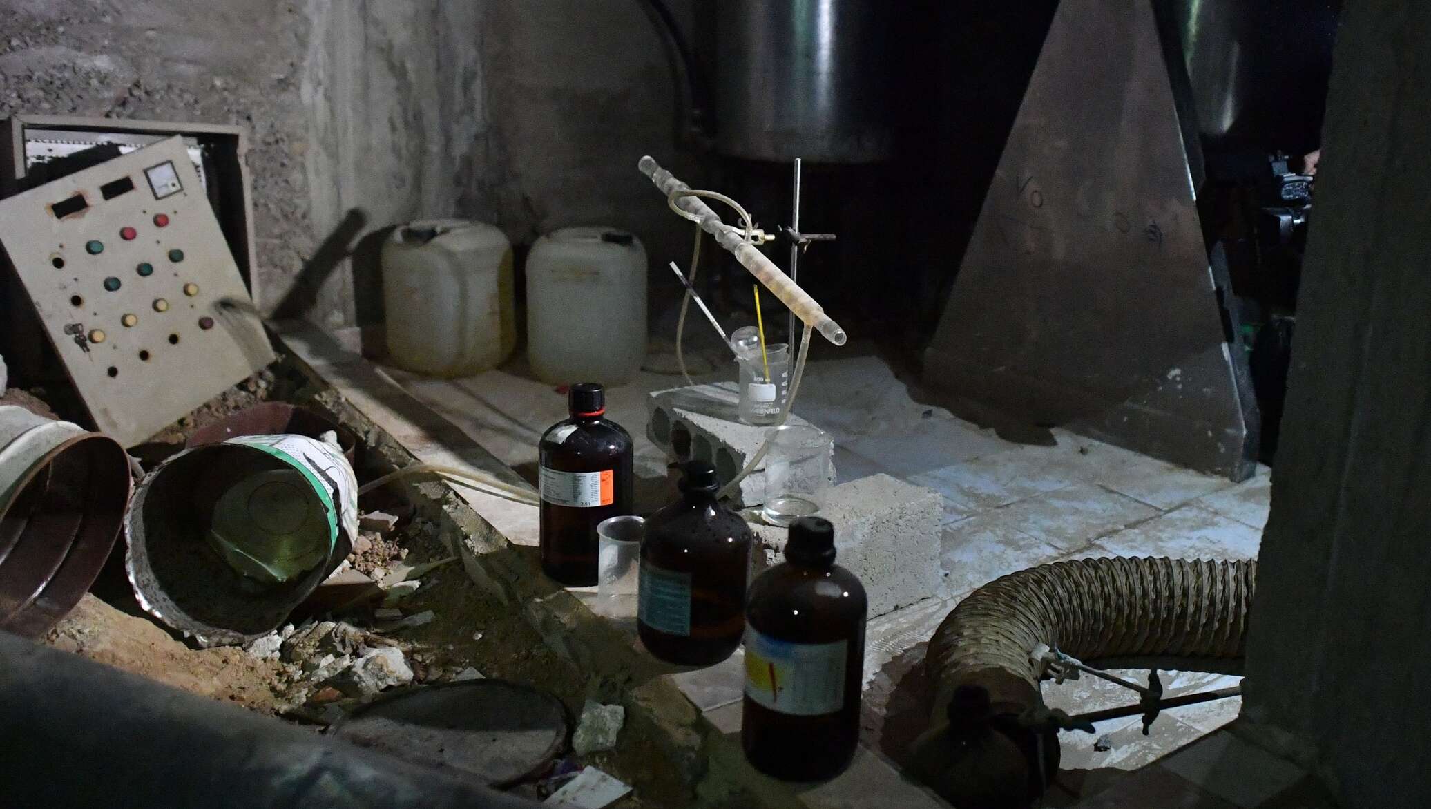 Химическое нападение. Химическое оружие 2013 Сирия. Химоружие в Сирии. Химическое оружие в Сирии. Лаборатория химическое оружие.