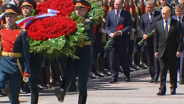 Путин возложил венок на могилу Неизвестного солдата - Sputnik Абхазия