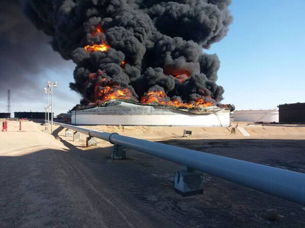 Резервуар для хранения нефти горит на терминале Рас Лануф, Ливия - Sputnik Абхазия