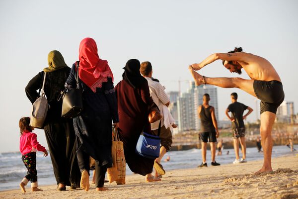 Люди на побережье Средиземного моря во время мусульманского праздника Ураза-байрам на пляже в Тель-Авиве, Израиль - Sputnik Абхазия