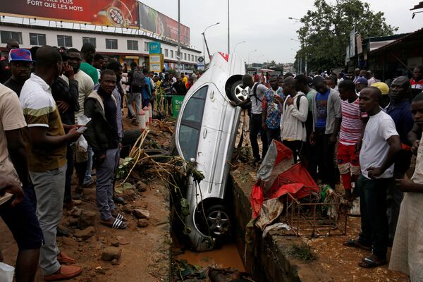 Провалившийся в сток во время наводнения автомобиль в городе Абиджан, Кот-д’Ивуар - Sputnik Абхазия
