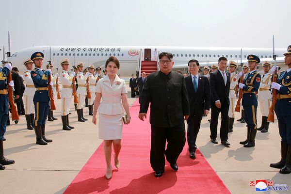 Лидер КНДР Ким Чен Ын с супругой Ли Соль Чжу во время визита в Китай - Sputnik Абхазия