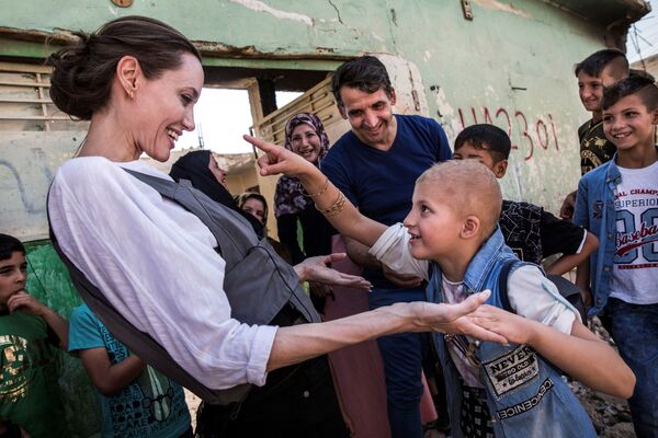 Актриса и посол доброй воли ООН Анджелина Джоли и 8-летний Фалак во время их встречи в Мосуле, Ирак - Sputnik Абхазия