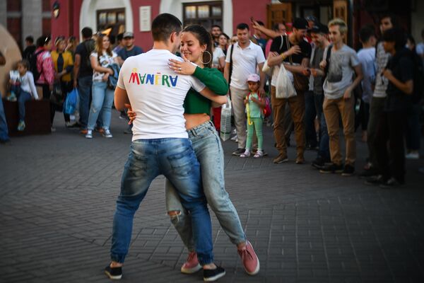 Пара туристов танцует на улице в Казани - Sputnik Абхазия