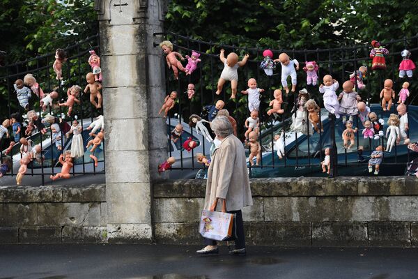 Куклы на заборе во французском городе Вьерзоне как символ протеста против сокращений в родильном отделении - Sputnik Абхазия