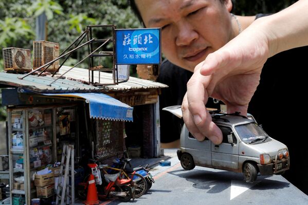 Тайваньский художник Хэнк Ченг с миниатюрной моделью уличных сцен Тайбэя - Sputnik Абхазия