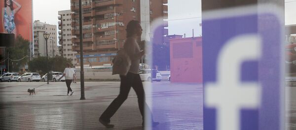 Логотип Facebook отражается на окне магазина, фото из архива Логотип Facebook отражается на окне магазина, фото из архива - Sputnik Абхазия