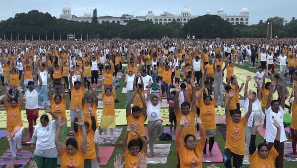 65 тысяч человек провели массовое занятие по йоге в Индии - Sputnik Абхазия