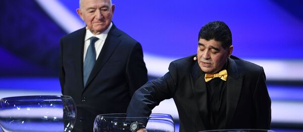 Ассистент жеребьевки аргентинский футболист Диего Марадона на официальной жеребьевке чемпионата мира по футболу 2018 Ассистент жеребьевки аргентинский футболист Диего Марадона на официальной жеребьевке чемпионата мира по футболу 2018 - Sputnik Абхазия