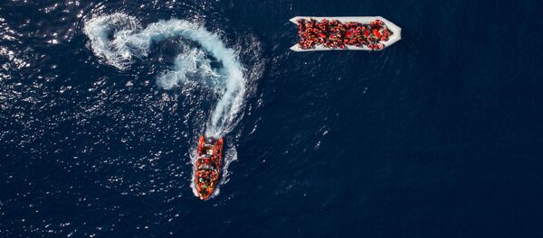 Беженцы и мигранты, спасенные испанской неправительственной организацией ProActiva Open Arms в водах недалеко от севера Ливии Беженцы и мигранты, спасенные испанской неправительственной организацией ProActiva Open Arms в водах недалеко от севера Ливии - Sputnik Абхазия