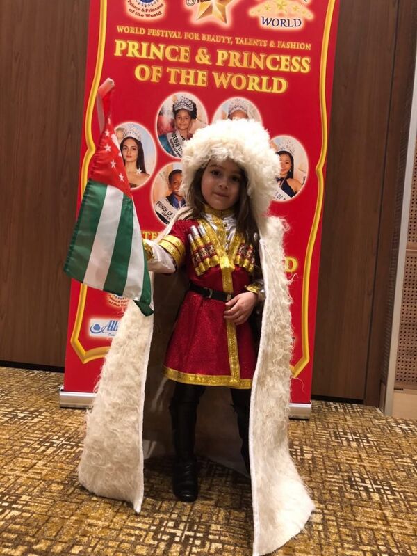 Трехлетняя Сабина Барциц из Абхазии на международном фестивале Princes&Princess of the world 2018 и Stars of the World 2018 Трехлетняя Сабина Барциц из Абхазии на международном фестивале Princes&Princess of the world 2018 и Stars of the World 2018 - Sputnik Аҧсны
