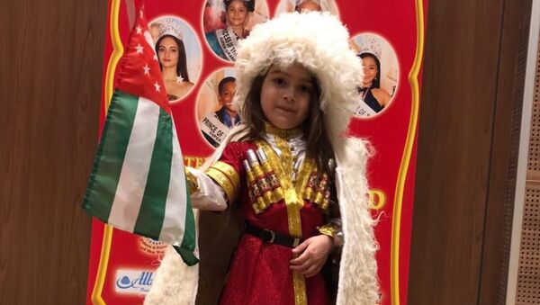 Трехлетняя Сабина Барциц из Абхазии на международном фестивале Princes&Princess of the world 2018 и Stars of the World 2018 - Sputnik Абхазия