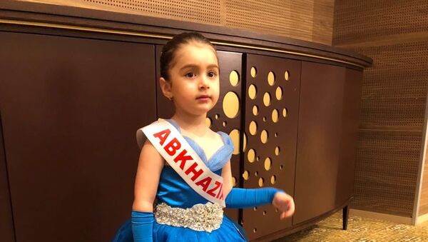 Трехлетняя Сабина Барциц из Абхазии на международном фестивале Princes&Princess of the world 2018 и Stars of the World 2018 - Sputnik Аҧсны