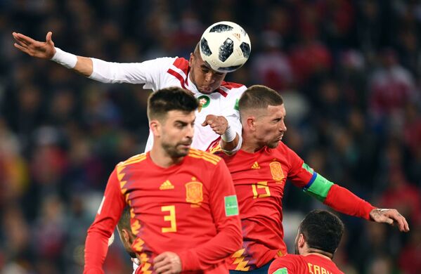 Игрок сборной Марокк Юссеф Эн-Несери забивает гол в матче группового этапа чемпионата мира по футболу между сборными Испании и Марокко - Sputnik Абхазия