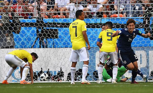 Мяч в воротах сборной Колумбии в матче группового этапа чемпионата мира по футболу между сборными Колумбии и Японии - Sputnik Абхазия