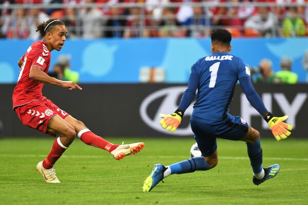 Перуанский вратарь Педро Гальесе пропускает гол в матче группового этапа чемпионата мира по футболу между сборными Перу и Дании - Sputnik Абхазия