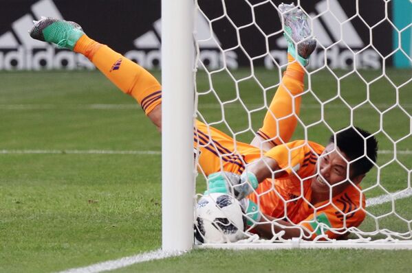 Японский вратарь Эйдзи Кавасима пропускает гол в ворота в матче группового этапа чемпионата мира по футболу между сборными Колумбии и Японии - Sputnik Абхазия