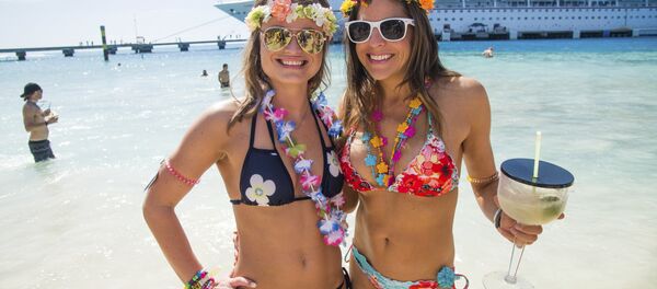 bikini-wearing women on the beach bikini-wearing women on the beach - Sputnik Абхазия