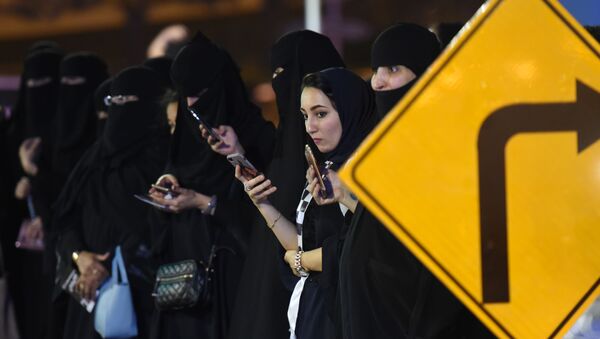 Саудовские женщины на тест-драйве картинга в Эр-Рияде - Sputnik Абхазия