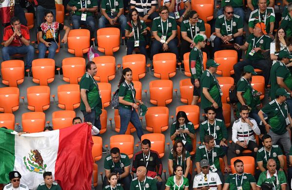Болельщики сборной Мексики покидают трибуну в матче группового этапа чемпионата мира по футболу между сборными Мексики и Швеции в Екатеринбурге - Sputnik Абхазия