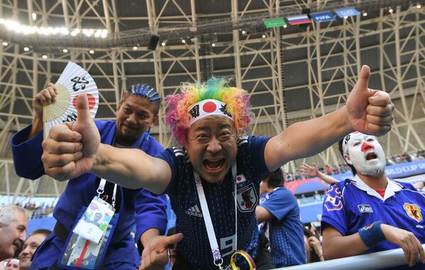 Болельщики сборной Японии радуются победе команды в матче группового этапа чемпионата мира по футболу между сборными Колумбии и Японии - Sputnik Абхазия