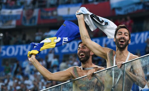 Болельщики сборной Аргентины радуются победе после окончания матча группового этапа чемпионата мира по футболу между сборными Нигерии и Аргентины - Sputnik Абхазия