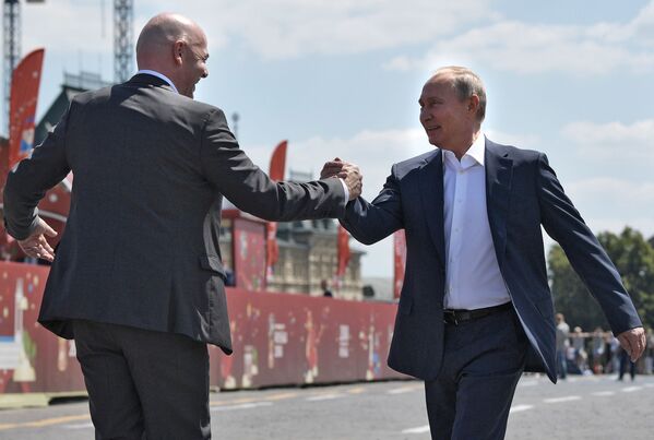 Президент РФ Владимир Путин и президент FIFA Джанни Инфантино во время посещения парка футбола на Красной площади - Sputnik Абхазия