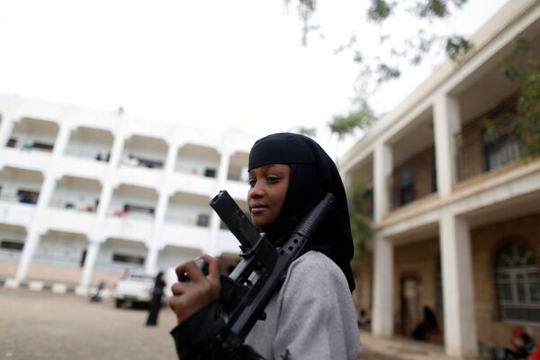 Девушка, переселенная из-за боевых действий в портовом городе Ходейда у Красного моря, с игрушечным оружием в школе в Сане, Йемен - Sputnik Абхазия