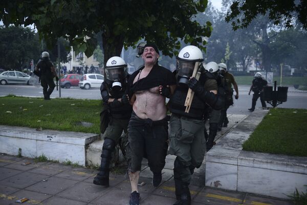 Полиция задерживает протестующего в городе Салоники, Греция - Sputnik Абхазия