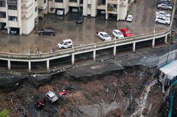 Разрушенная в результате сильных дождей в Мумбаи автомобильная парковка - Sputnik Абхазия