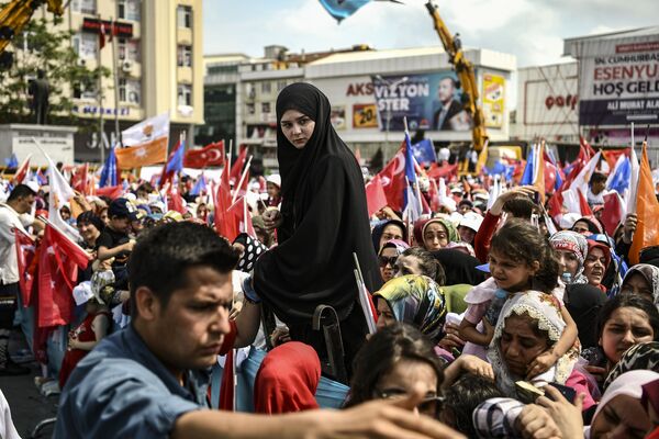 Люди присутствуют на выступлении президента Турции Реджепа Тайипа Эрдогана накануне выборов в Стамбуле - Sputnik Абхазия