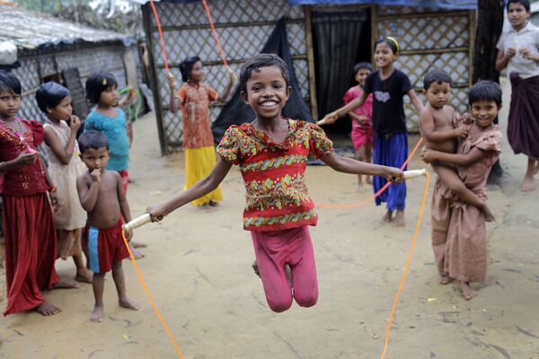 Дети-беженцы рохинджа играют со скакалкой в лагере для беженцев в Кутупалонге, Бангладеш - Sputnik Абхазия
