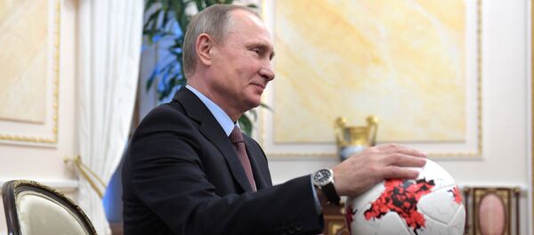 Президент РФ В. Путин с мячом в руках, архивное фото - Sputnik Абхазия
