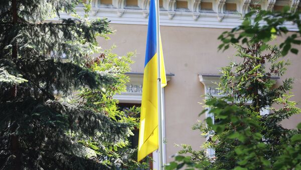 Флаг у здания посольства Украины в Москве - Sputnik Абхазия