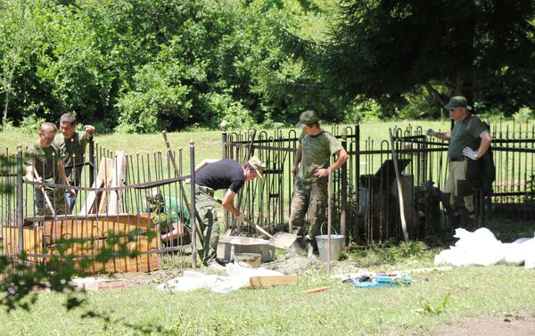 Расчистка могил в селе Псху - Sputnik Абхазия
