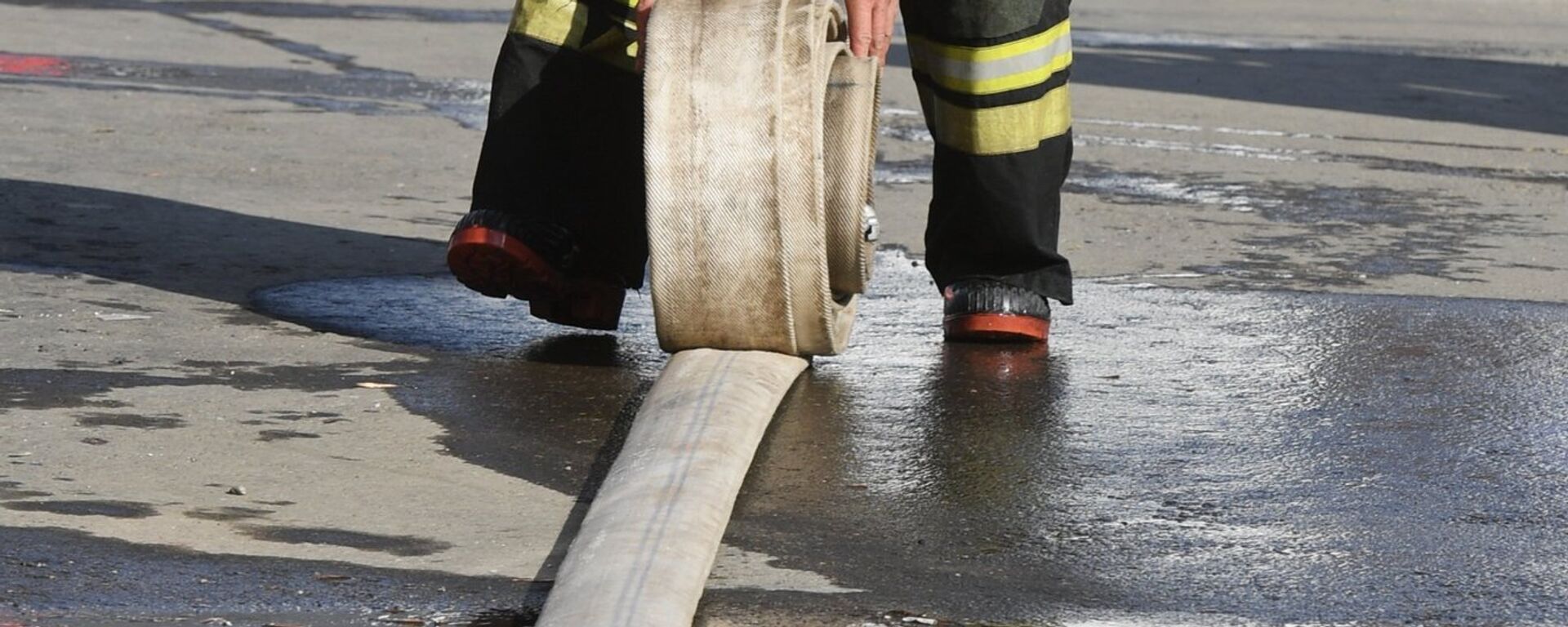 Сотрудник противопожарной службы МЧС РФ - Sputnik Абхазия, 1920, 17.04.2026