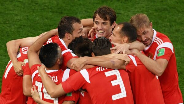 Игроки сборной России радуются забитому голу в матче группового этапа чемпионата мира по футболу между сборными России и Египта - Sputnik Абхазия