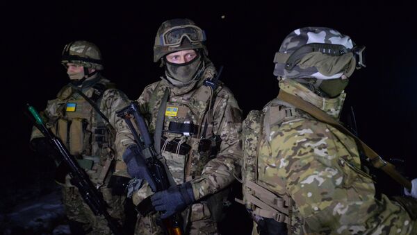 Военнослужащие Украины во время процедуры обмена пленными между ополченцами ДНР, ЛНР и украинскими силовикам - Sputnik Абхазия