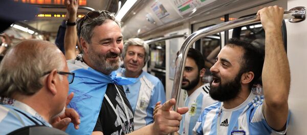 Болельщики перед матчем ЧМ-2018 по футболу между сборными Нигерии и Аргентины Болельщики перед матчем ЧМ-2018 по футболу между сборными Нигерии и Аргентины - Sputnik Абхазия