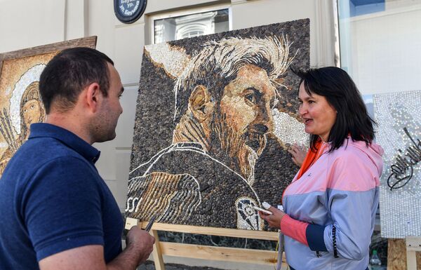 Мозаичный портрет нападающего сборной Аргентины Лионеля Месси на улице Баумана в Казани - Sputnik Абхазия