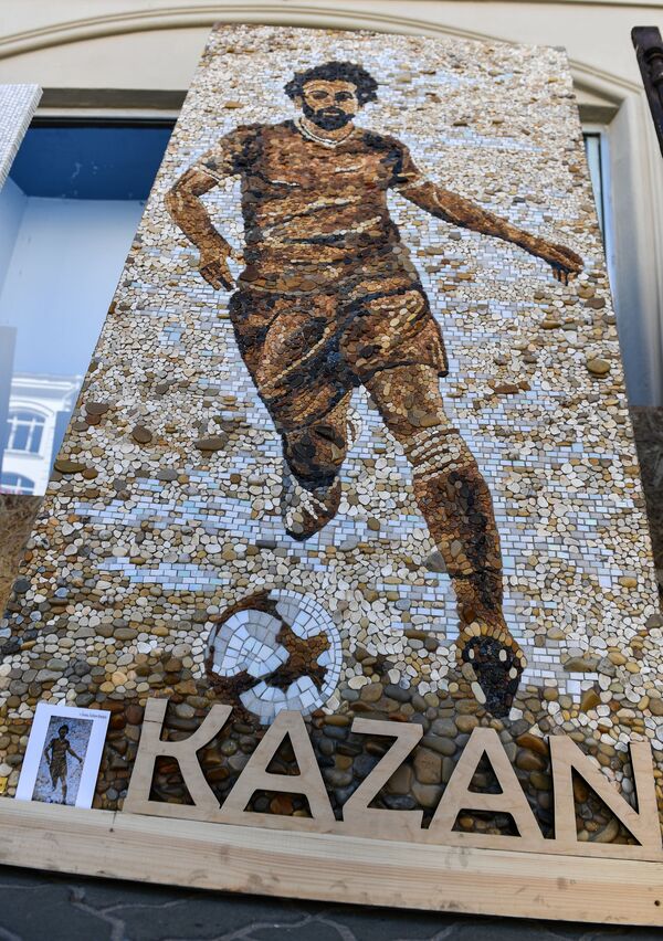 Мозаичный портрет нападающего сборной Египта Мохаммеда Салаха на улице Баумана в Казани - Sputnik Абхазия