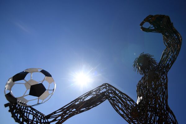 Четырехметровая скульптура футболиста, сделанная из металлолома рабочими базы по переработке бетонных отходов, на Химической улице в Казани - Sputnik Абхазия